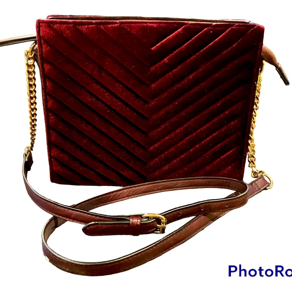 Burgundy velvet crossbody purse. Gold chain with faux leather adjustable strap.
